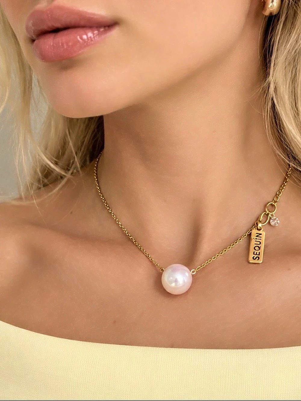 Sequin Pearl Pendant Necklace in Gold & White